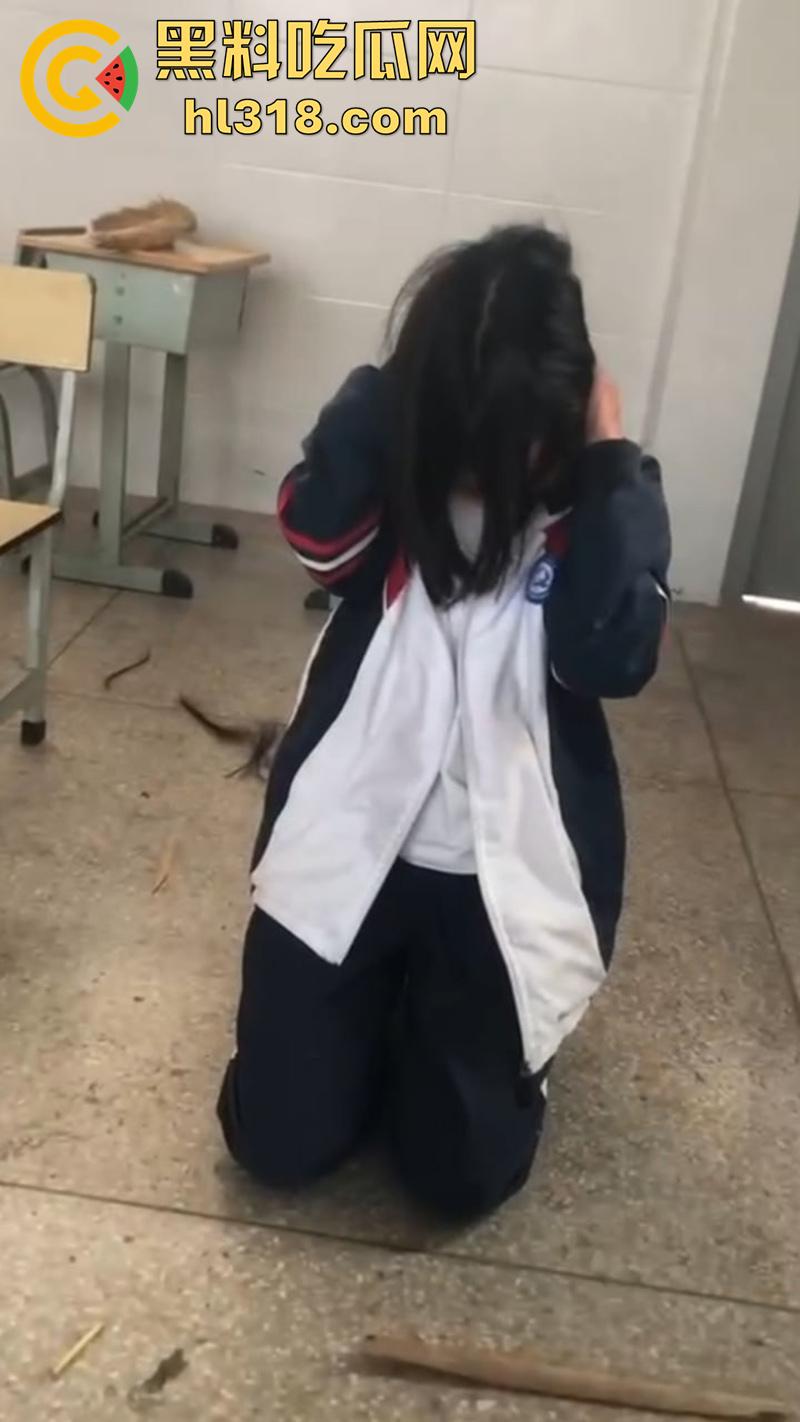 湖北第十一中学霸凌现场,实拍女学生被棍子爆头,果然最毒妇人心,欺负女人最狠的还得是女人-6