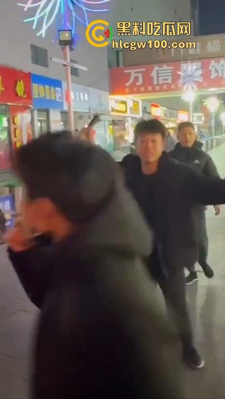 临沂精神小伙街头砍人,是报复社会?还是寻事报仇?再打进去了 飞机都打不了了。-1