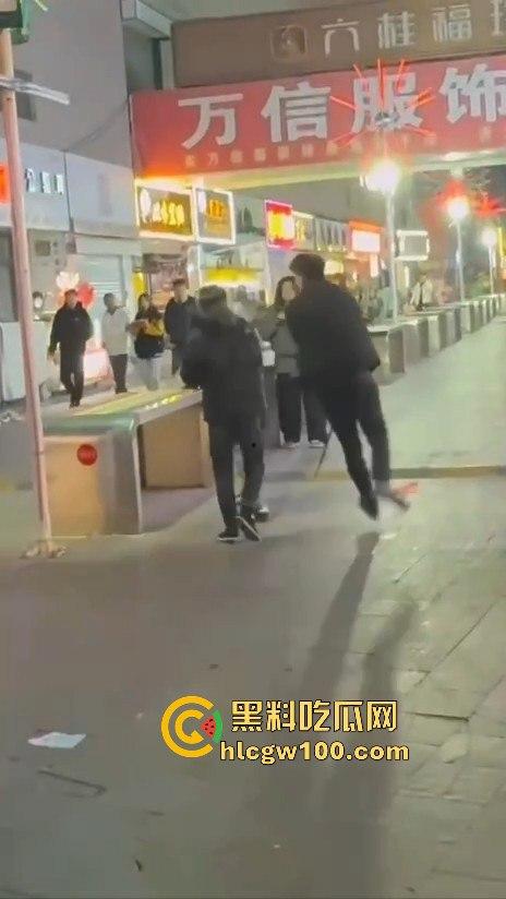 临沂精神小伙街头砍人,是报复社会?还是寻事报仇?再打进去了 飞机都打不了了。-4