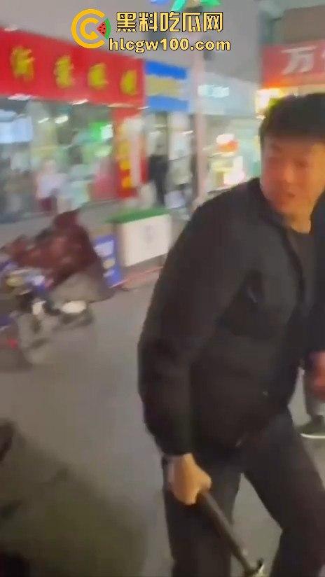 临沂精神小伙街头砍人,是报复社会?还是寻事报仇?再打进去了 飞机都打不了了。-6