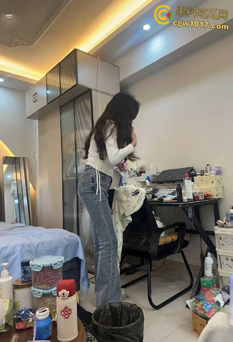 泡良大神【弥川】，约操江苏高颜女主播，翘臀尤物含住肉棒猛吸不放，穿蝴蝶开档淫裤，被无套狂猛打桩！-3