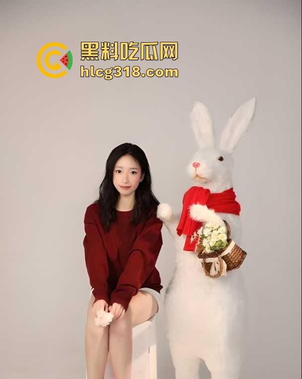 杭州极品大奶骚货【李玉婷】背着舍友拉开衣服自慰骚拍,跟网恋对象性爱视频曝光流出!-1