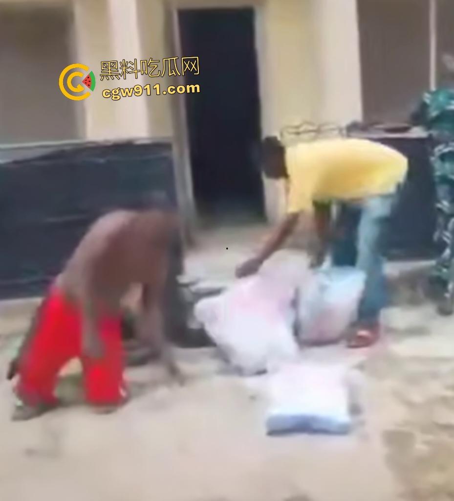 尼日利亚铁血硬汉打赌挑战头顶四袋水泥,不到10秒脊椎崩裂瘫地如烂泥,神经炸裂哑口无言4天后咽气!-4