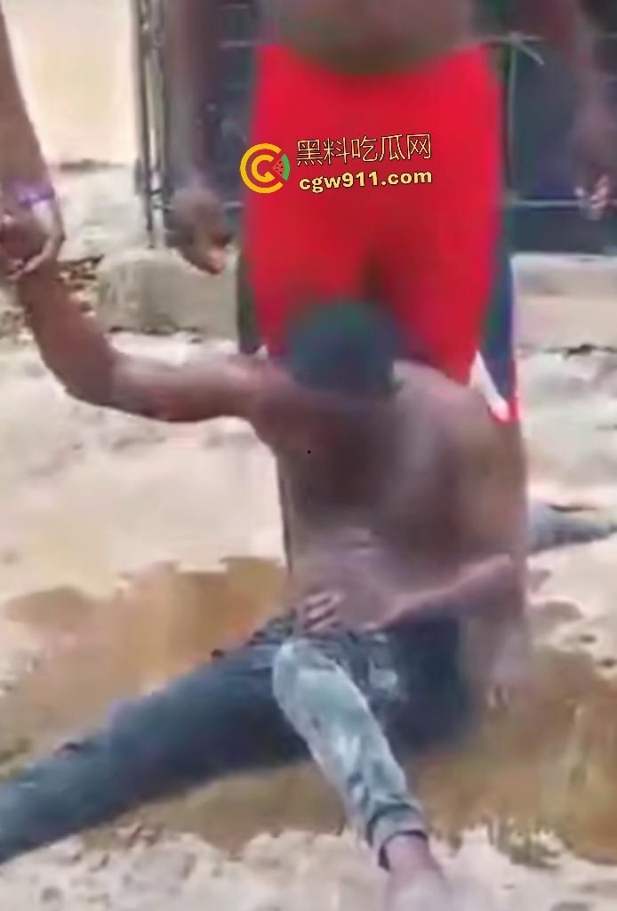 尼日利亚铁血硬汉打赌挑战头顶四袋水泥,不到10秒脊椎崩裂瘫地如烂泥,神经炸裂哑口无言4天后咽气!-7