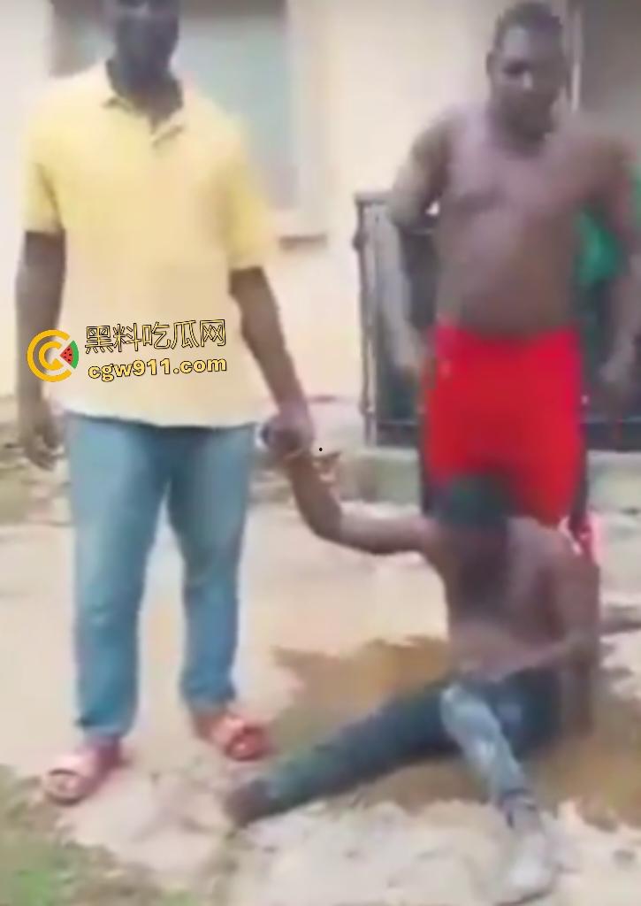 尼日利亚铁血硬汉打赌挑战头顶四袋水泥,不到10秒脊椎崩裂瘫地如烂泥,神经炸裂哑口无言4天后咽气!-8