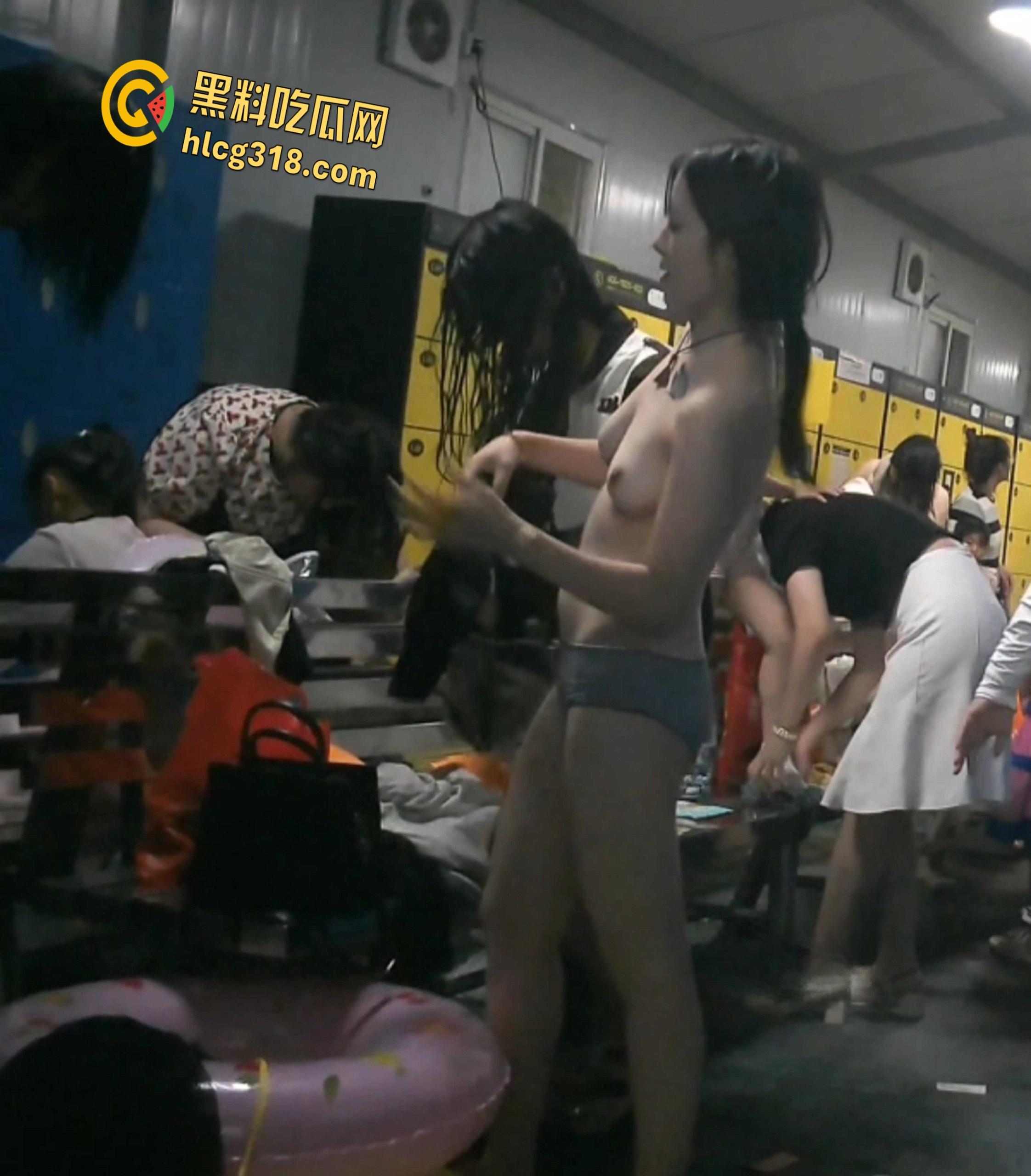 大神偷拍某水上乐园更衣室,多位美乳妹子极品少妇, 偷拍性感酮体换衣过程 !-4