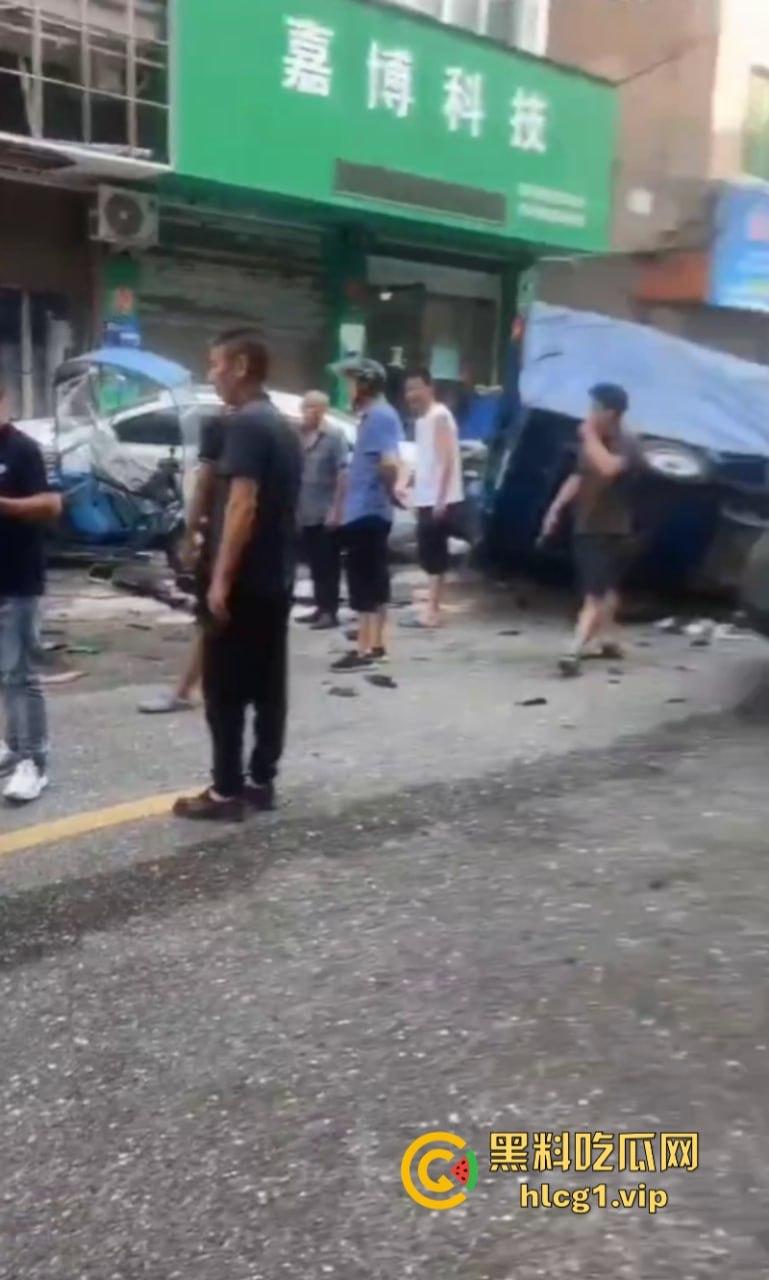 芜湖起飞失败! 浙江温州龙港市蔚来车祸 现场一片狼藉!-2