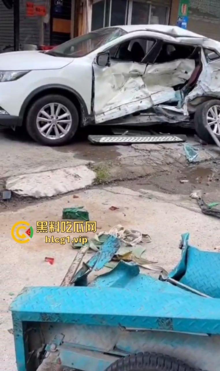 芜湖起飞失败! 浙江温州龙港市蔚来车祸 现场一片狼藉!-3