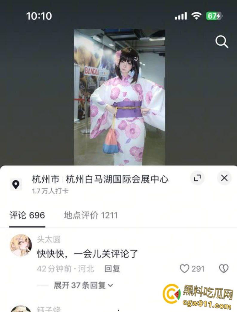 抖音清纯女Coser【鸢饱】，母女联手打造爱情骗局，一年狂揽金主30万，疯狂约炮白虎骚穴被打桩爆操！-2