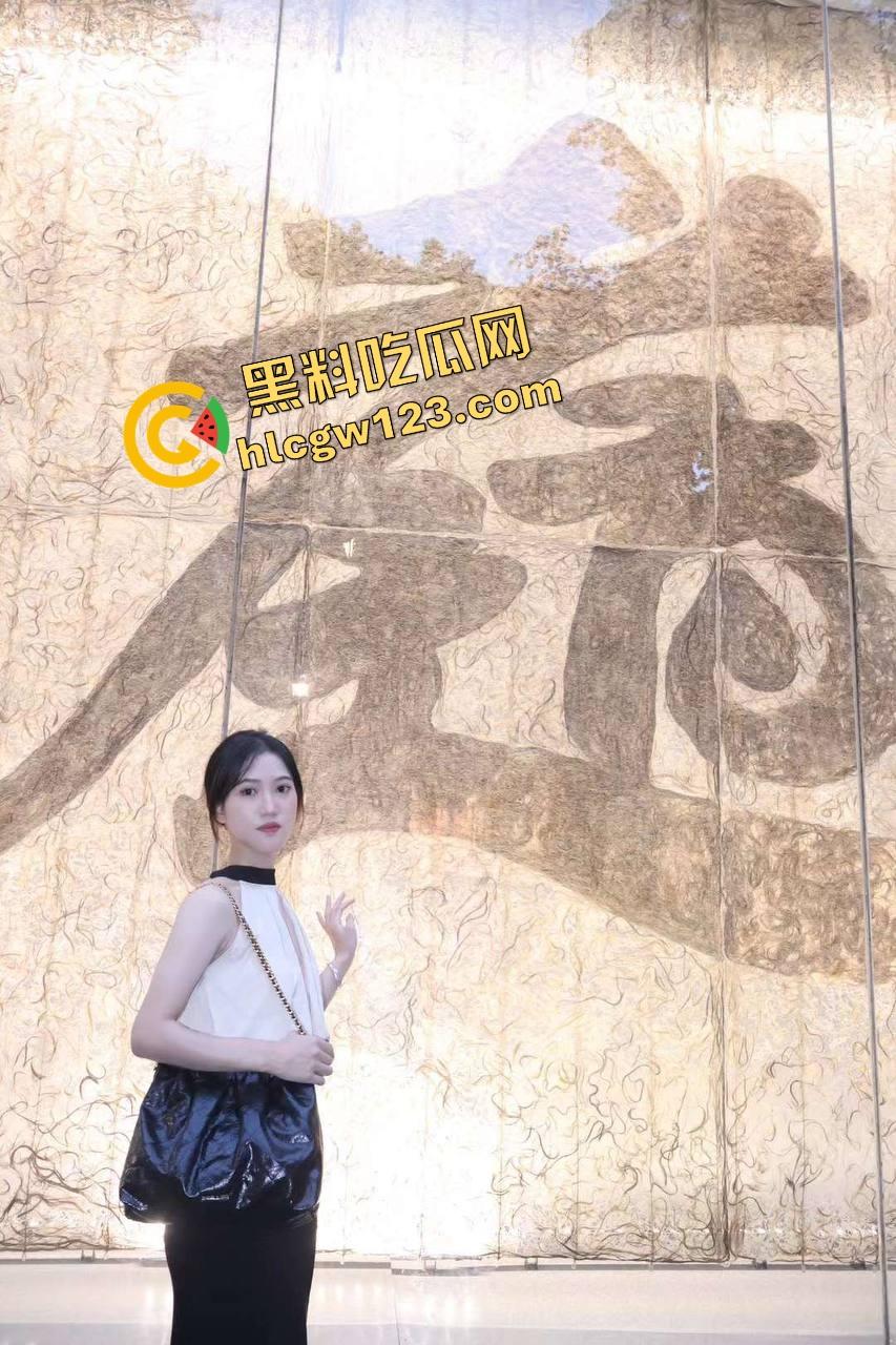 绿帽博主玩疯了,情侣调教日记曝光,清纯洛丽塔女友变性奴深喉足交榨精,男友看女友被轮操!-2