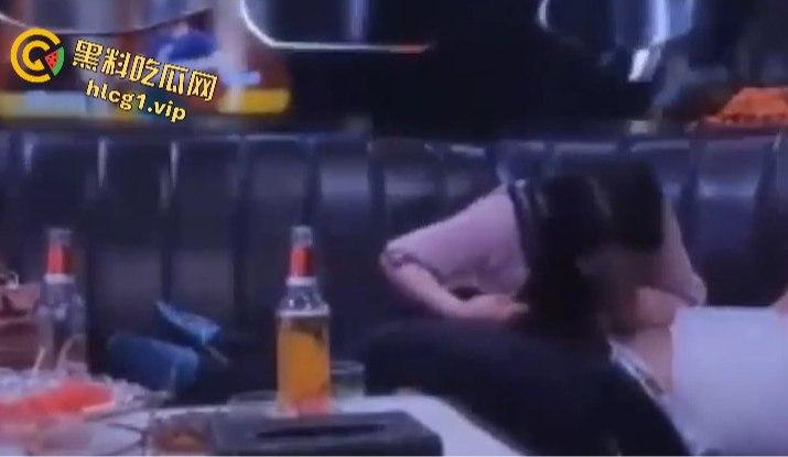 瓜友投稿：ktv不带套操嫂子！老公就在门外！最后再来个口爆真是惊险又刺激！-8