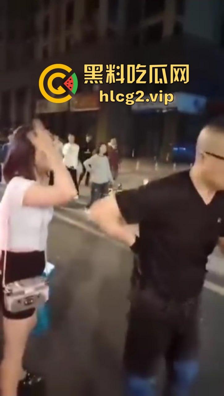 仙女病发作！街头撒泼自残还被嘲讽，出手打人踢飞自己，血压爆表的尴尬时刻！-12