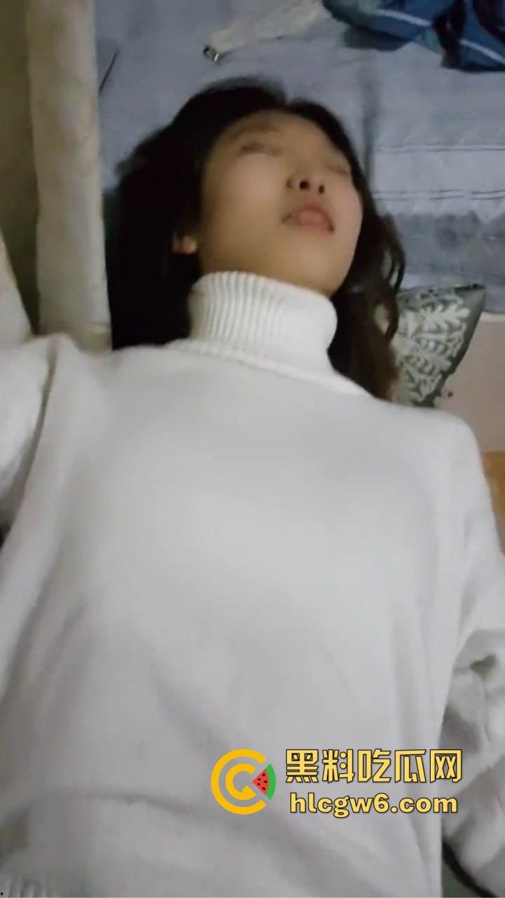 江苏南京初中教师【李婉如】跨年和男友视频通话，下面脱光被舔，全程骚到无法自控，年底断联前大家赶紧纪念一波！-8