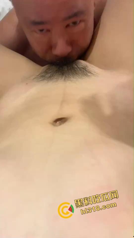 健身房光头大哥化身海鲜大师,深夜专场舔鲍如品刺身,身板硬朗手法老道,女学员都被他舔到腿软!-11