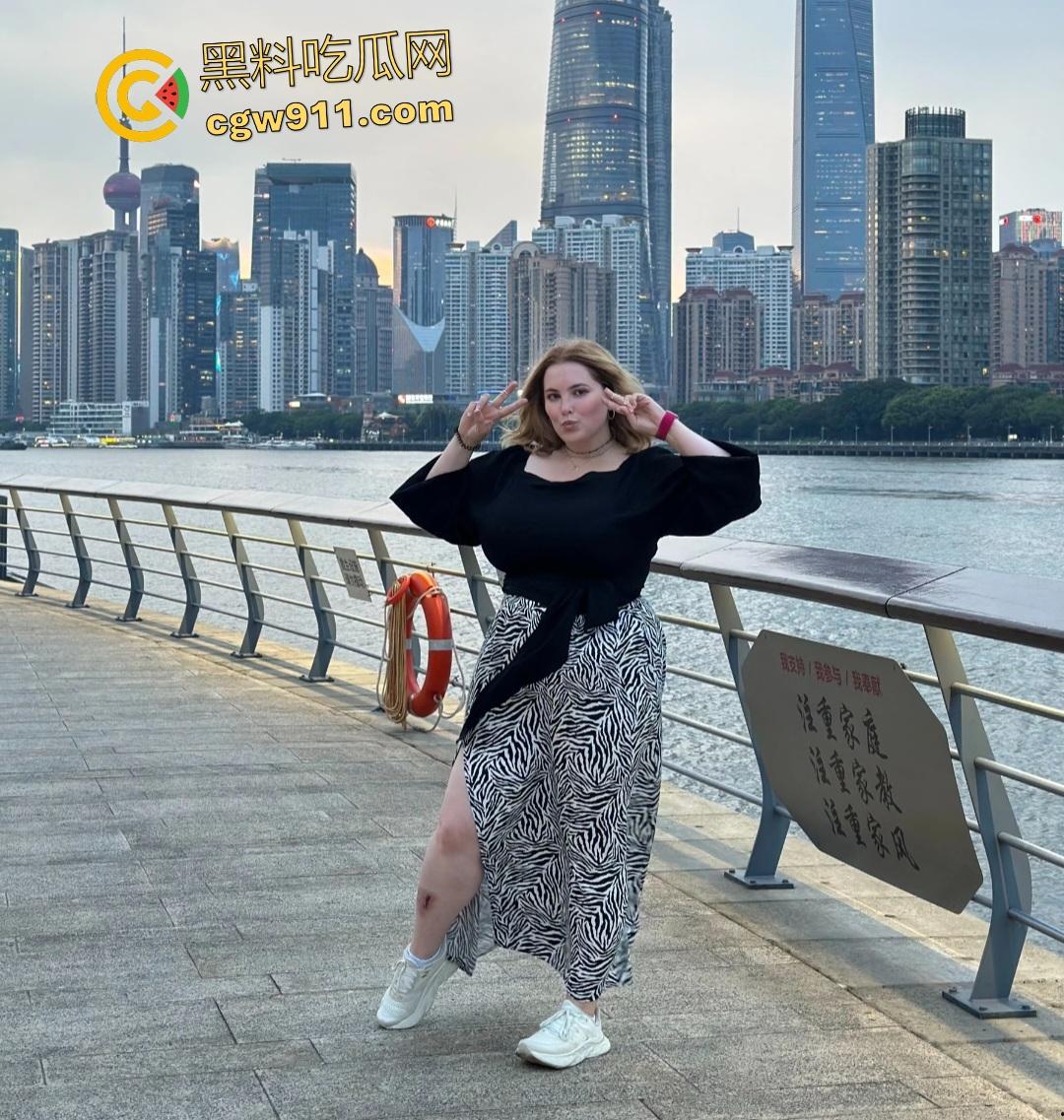 俄国熟妇【MikaPassion】直播开逼洞!扩阴器直窥宫颈,牙刷狂刷尿道如洗澡,巨穴比地洞还黑!-1