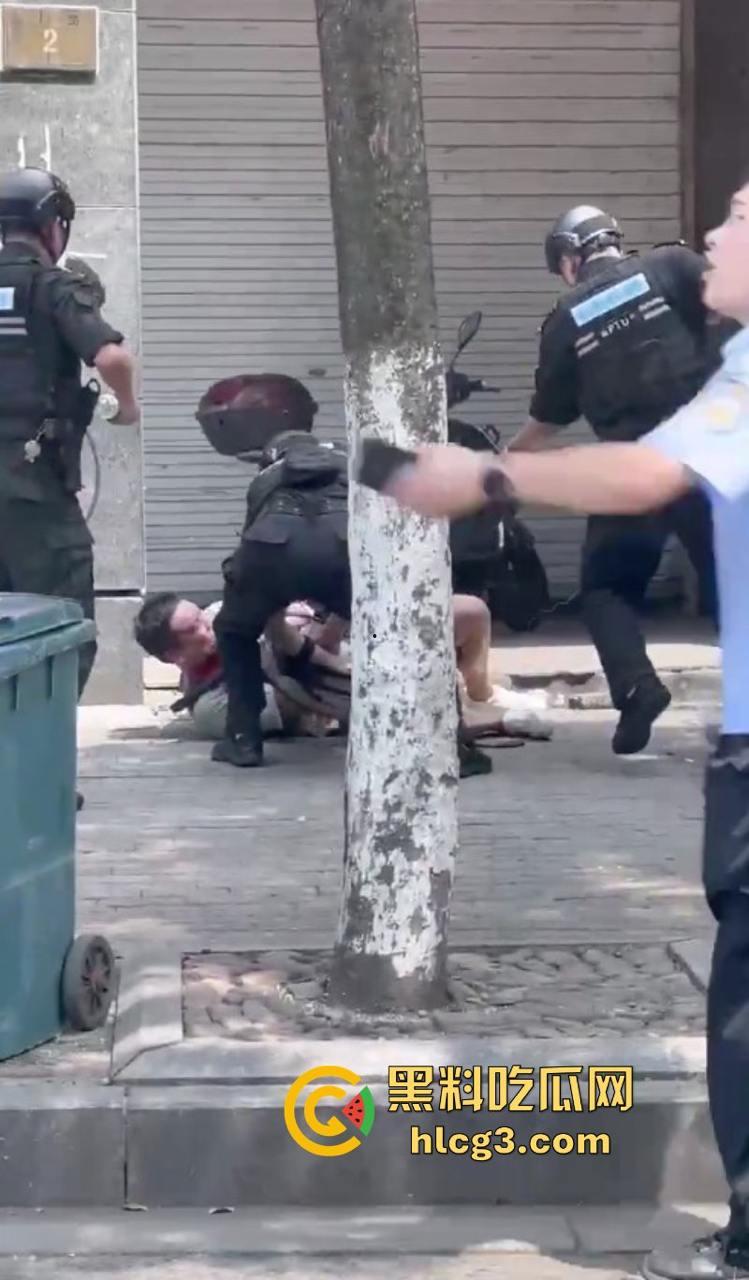 狠起来连自己都捅!浙江湖州市大街上连捅自己数刀 警方合力当场将其制服-4
