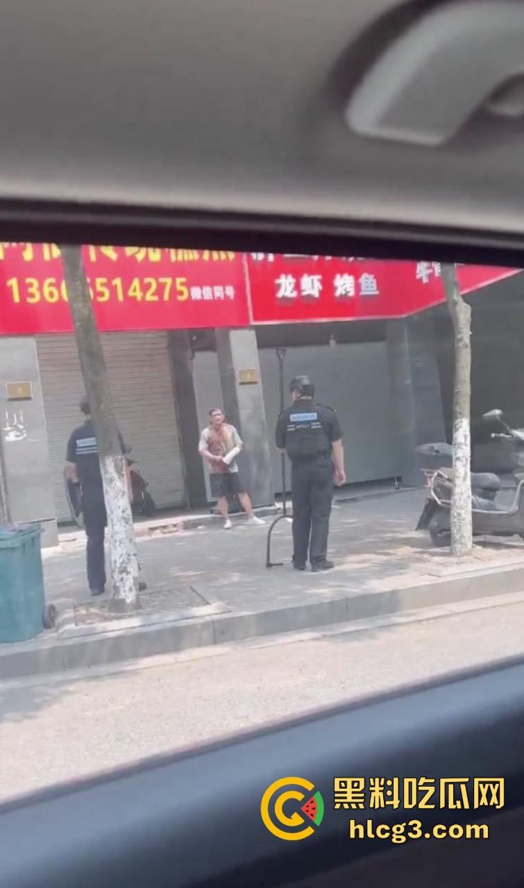 狠起来连自己都捅!浙江湖州市大街上连捅自己数刀 警方合力当场将其制服-5