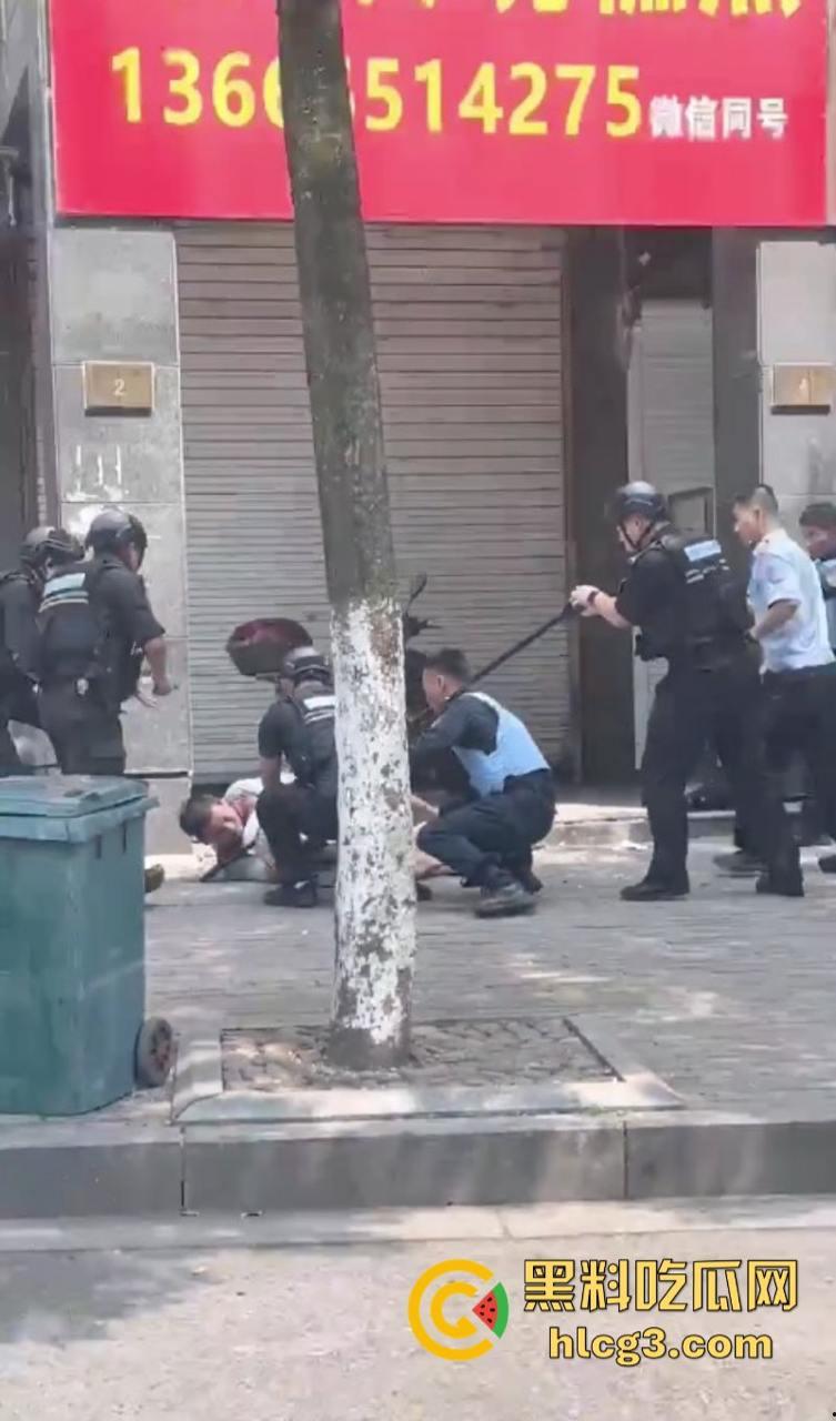 狠起来连自己都捅!浙江湖州市大街上连捅自己数刀 警方合力当场将其制服-6