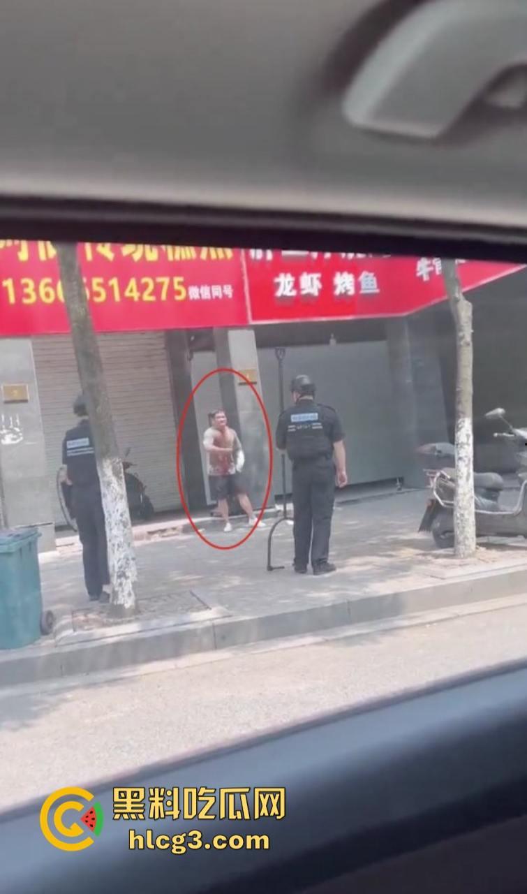 狠起来连自己都捅!浙江湖州市大街上连捅自己数刀 警方合力当场将其制服-8