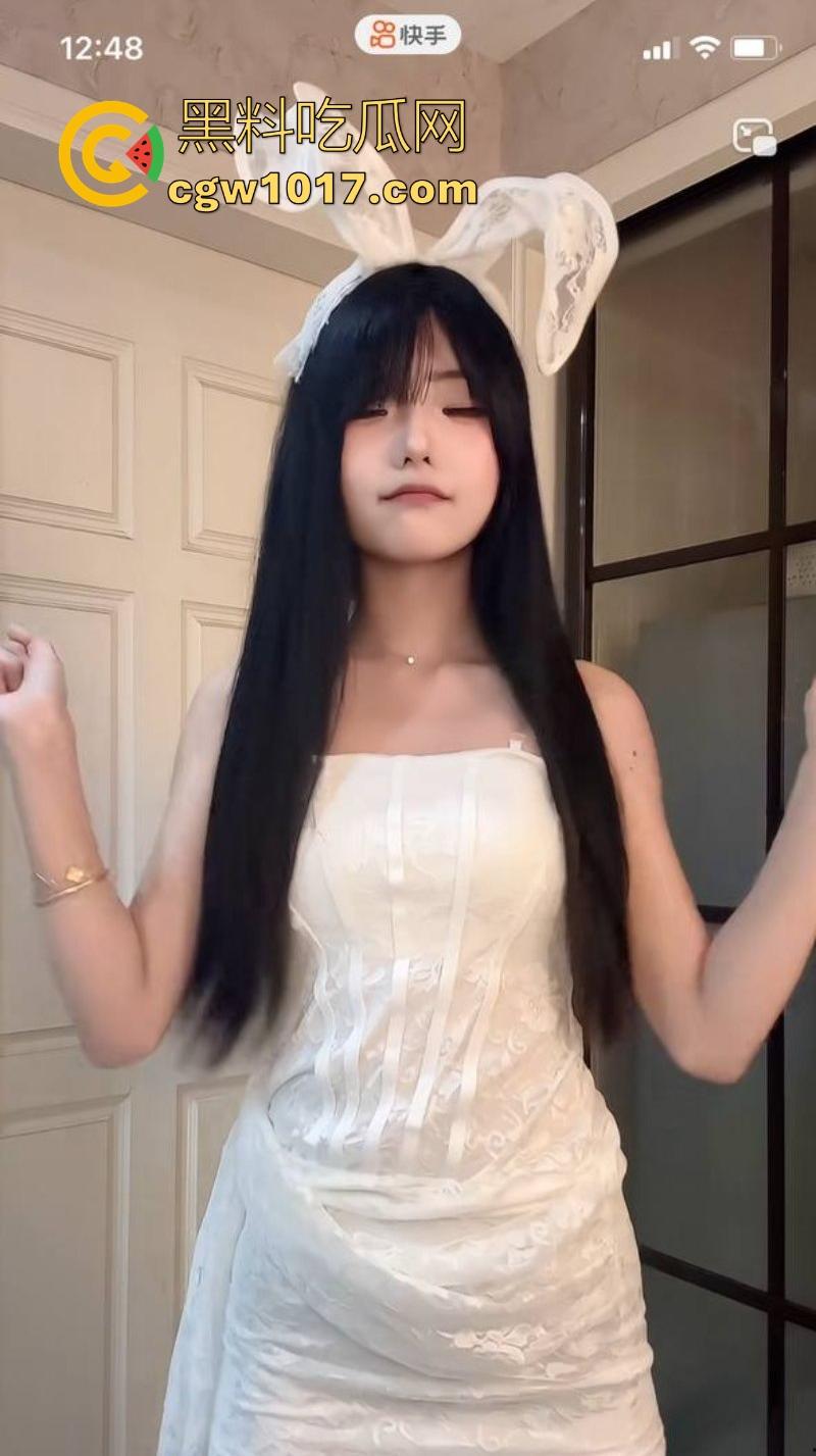 快手可爱网红【酱酱】榜一福利私拍流出,重金下的骚逼模样,吊带白丝紧裹美腿,扭腰摆臀骚舞,很诱惑!-2