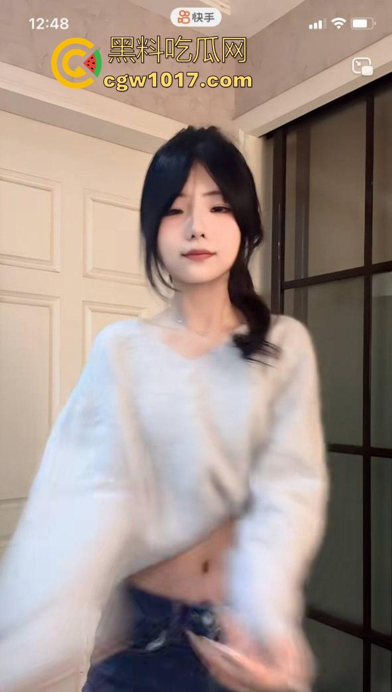 快手可爱网红【酱酱】榜一福利私拍流出,重金下的骚逼模样,吊带白丝紧裹美腿,扭腰摆臀骚舞,很诱惑!-3