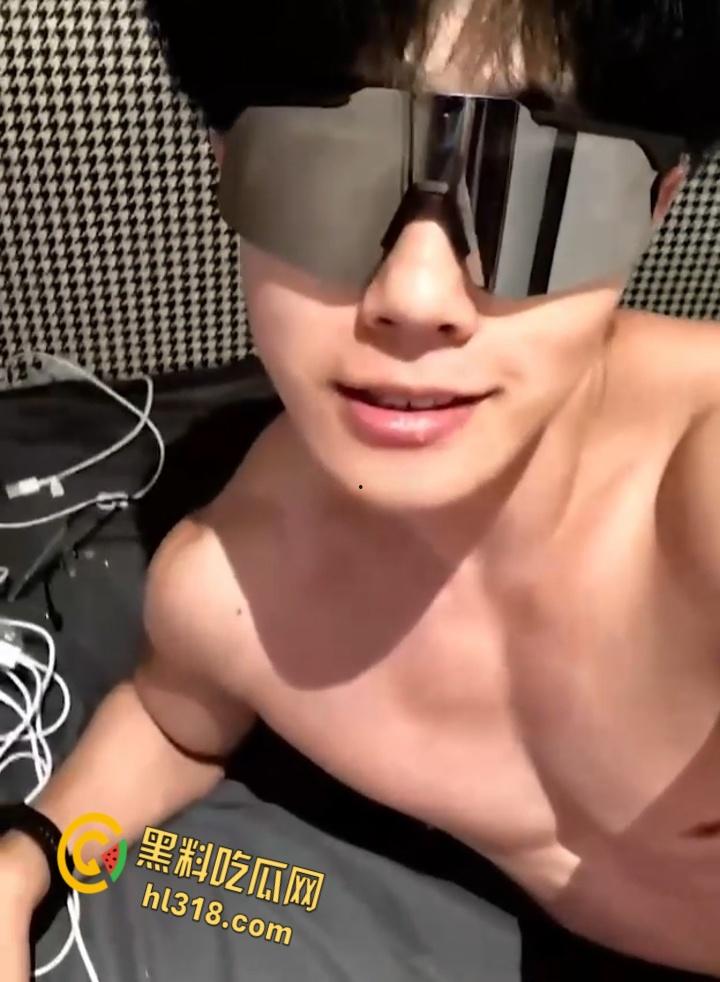 抖音肌肉猛男网红【友哥】,富婆定制撸管视频曝光,面对镜头带上标志性的墨镜,开始激情撸管 !-6