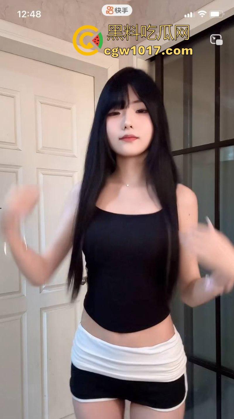 快手可爱网红【酱酱】榜一福利私拍流出,重金下的骚逼模样,吊带白丝紧裹美腿,扭腰摆臀骚舞,很诱惑!-6