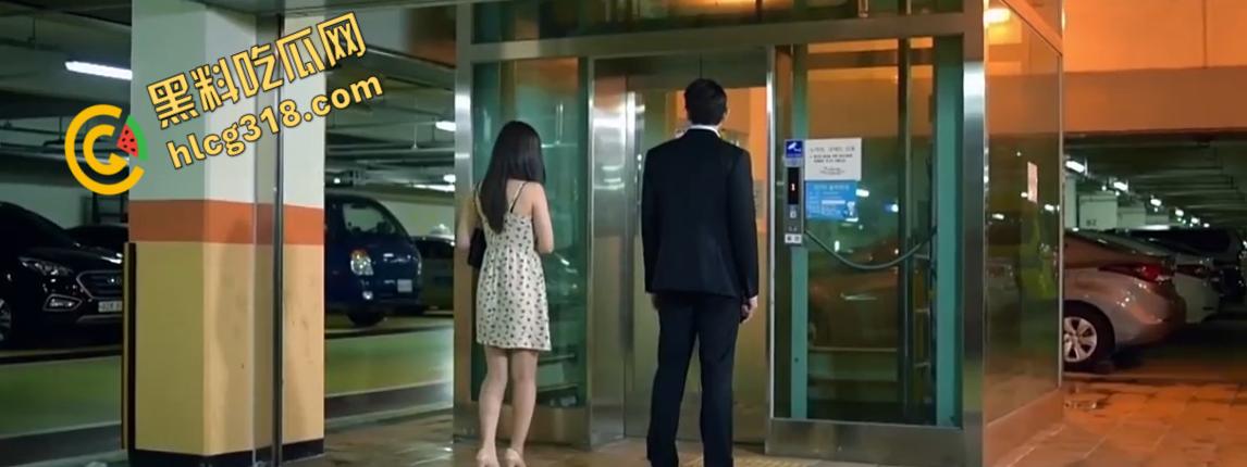 韩国三级《偷窥的欲望》,美乳少妇窗前脱衣自摸,勾得偷窥哥冲门猛干,强推人妻淫水四溅 !-1