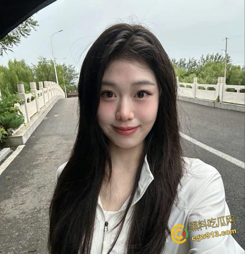 黑龙江鹤岗嫩妹【刘茹雅】,和男友出租房做爱,露脸无套各种后入,小翘臀啪啪作响,颜射吞精巨反差!-1