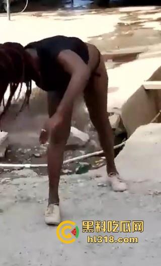 骚狂黑妹绝活拉客,逼插啤酒瓶当街表演杂耍,插着倒立吞吐,这不比马戏好看,离谱至极!-4