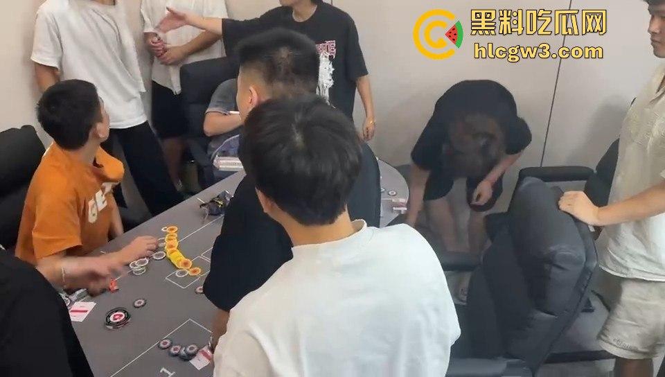 这是出老千还是欠债不还?精神小伙赌博场直接抄尼泊尔军刀棒球棍,暴力出手太狠了!-9