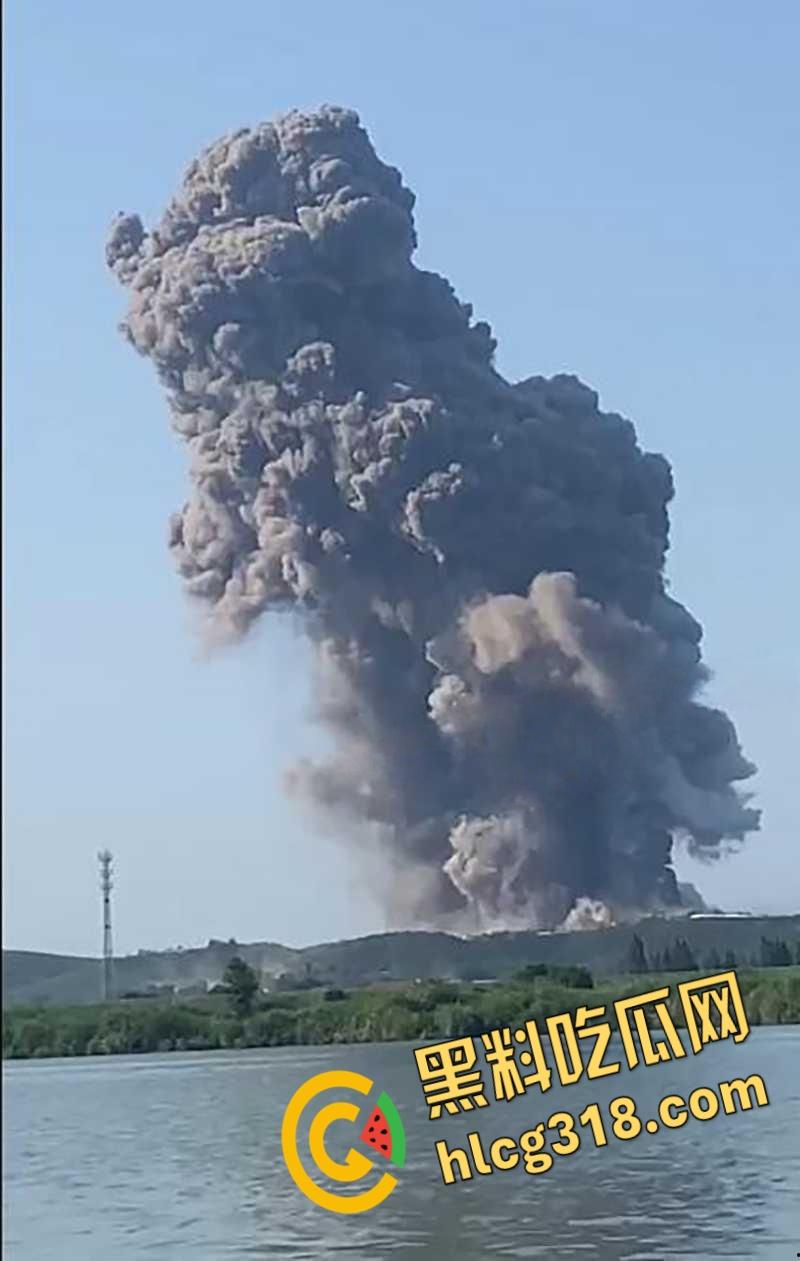 湖南常德临澧花炮厂发生爆炸,现场火光冲天蘑菇云升起,该厂曾因消防问题被罚,这回厂家可要破产咯 !-2