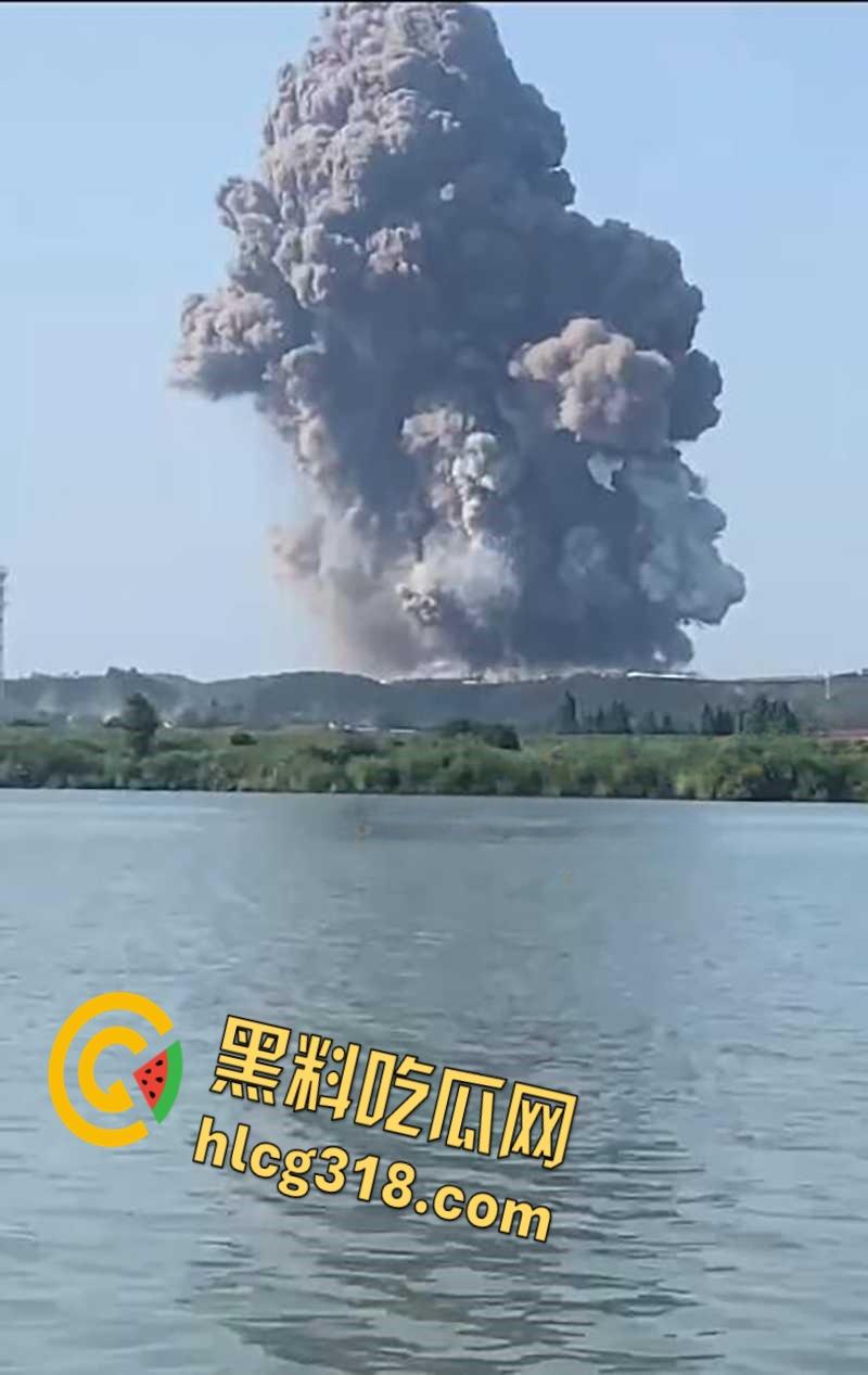 湖南常德临澧花炮厂发生爆炸,现场火光冲天蘑菇云升起,该厂曾因消防问题被罚,这回厂家可要破产咯 !-5