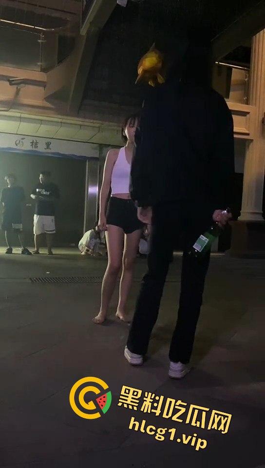 精神小妹吵架上演真狠人!一瓶爆头不解气,举起锤子还要补刀!-1