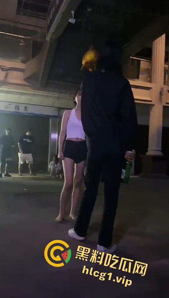 精神小妹吵架上演真狠人!一瓶爆头不解气,举起锤子还要补刀!-3