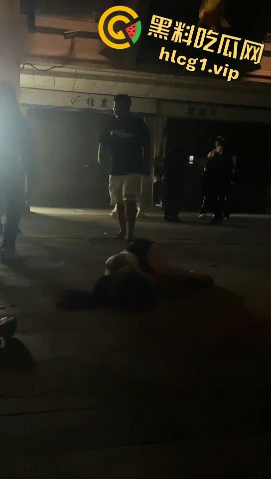 精神小妹吵架上演真狠人!一瓶爆头不解气,举起锤子还要补刀!-5