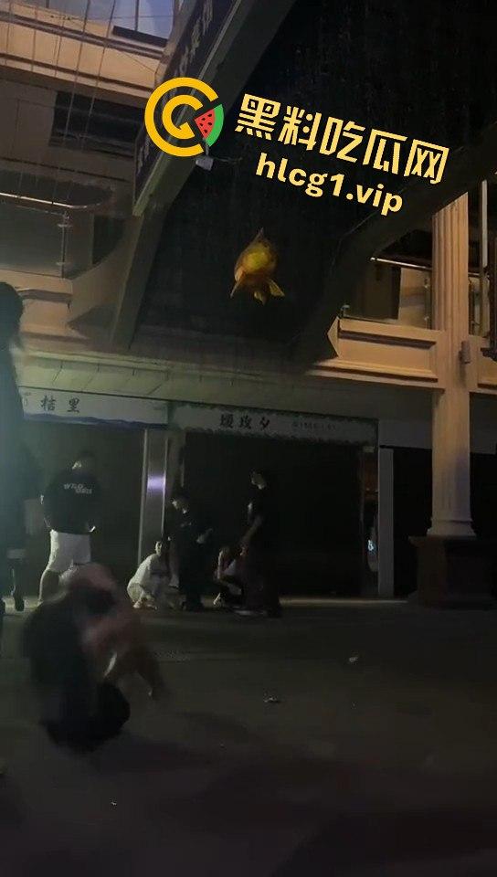 精神小妹吵架上演真狠人!一瓶爆头不解气,举起锤子还要补刀!-8