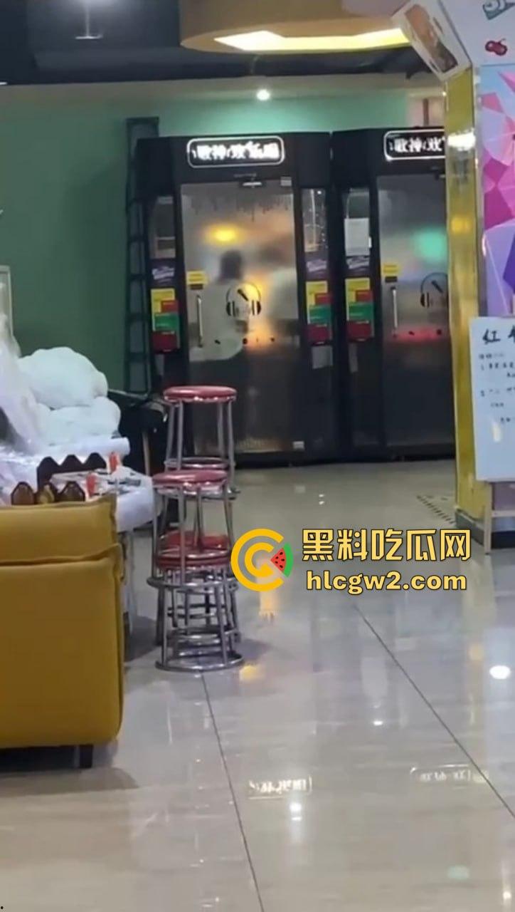 郑州万达K歌房变啪啪房！小情侣激情开战，小男友2分钟交卷，快枪手无疑！-4