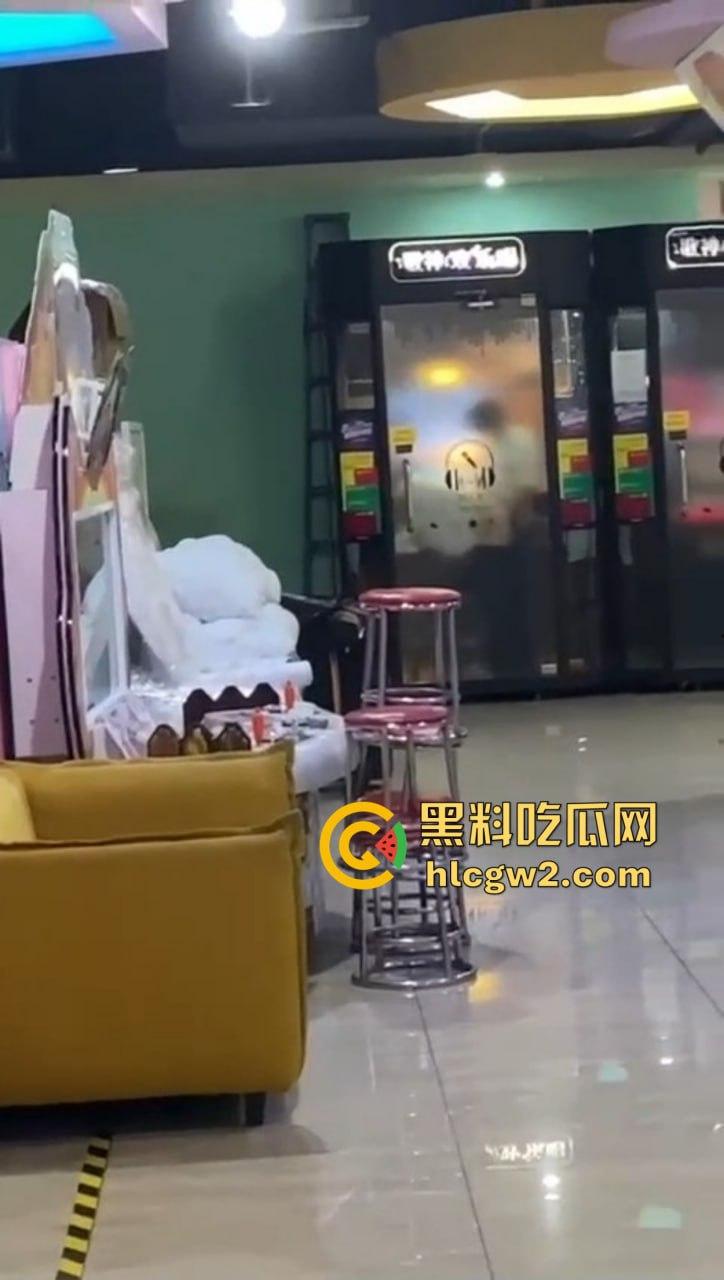 郑州万达K歌房变啪啪房！小情侣激情开战，小男友2分钟交卷，快枪手无疑！-9