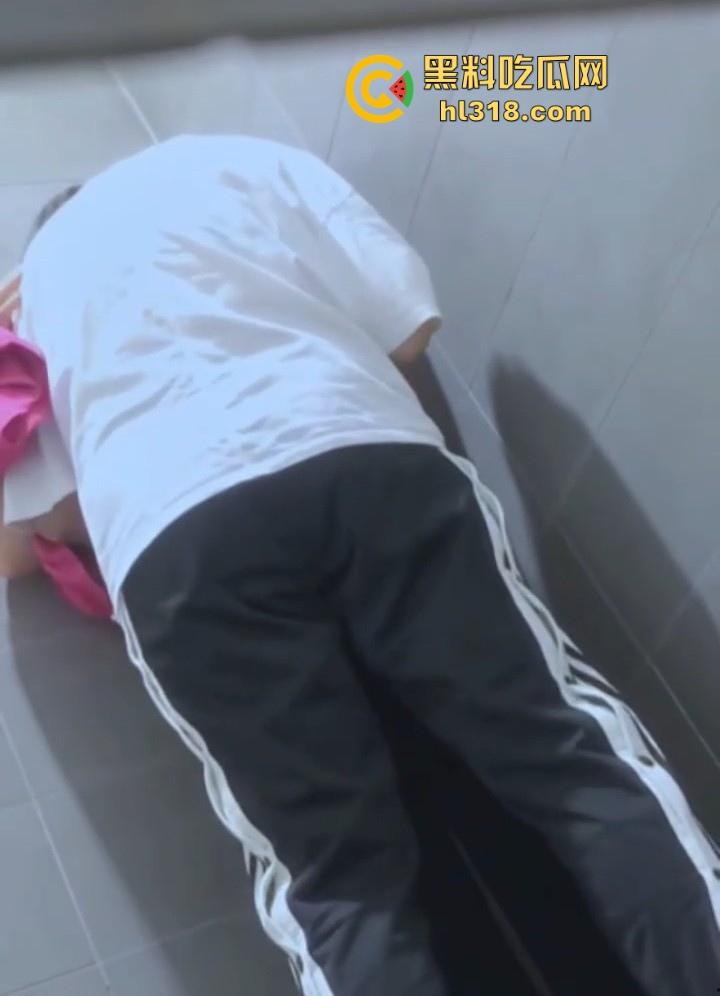 大学校园厕所偷拍,偶遇拉拉厕所扣穴偷情,没鸡巴假装硬顶,真想上去帮她插一下,真是暴殄天物!-4