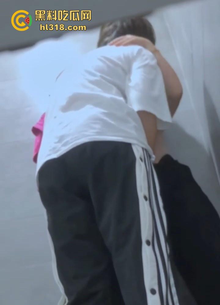 大学校园厕所偷拍,偶遇拉拉厕所扣穴偷情,没鸡巴假装硬顶,真想上去帮她插一下,真是暴殄天物!-6