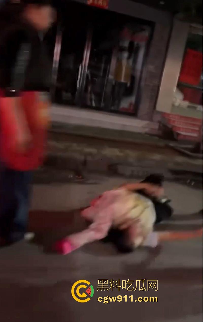 广州深夜公共厕所男女激战正酣,被警察敲门围堵,厕所抬出位非洲女人,过程中竟还有醉鬼寻衅挑事,果然是大城市!-10