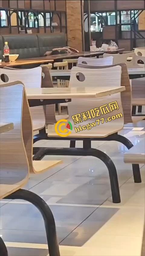 东莞开放大学食堂直接开干,女主餐桌下狂舔猛吞,吃上头当场骑脸开操,全程无视路人只顾自己摇摆!-2