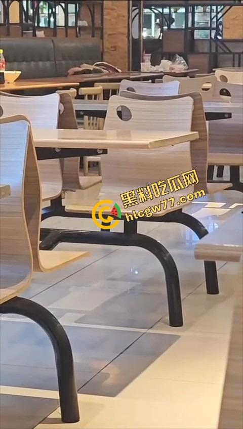 东莞开放大学食堂直接开干,女主餐桌下狂舔猛吞,吃上头当场骑脸开操,全程无视路人只顾自己摇摆!-4