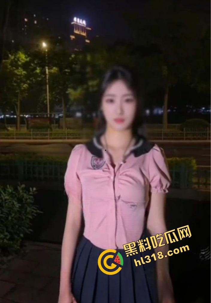 制服少女深夜骑行骚操作,街头大胆露出肉棒插共享单车坐垫自慰,假鸡巴插在体内骑车动作怪异引路人侧目!-9