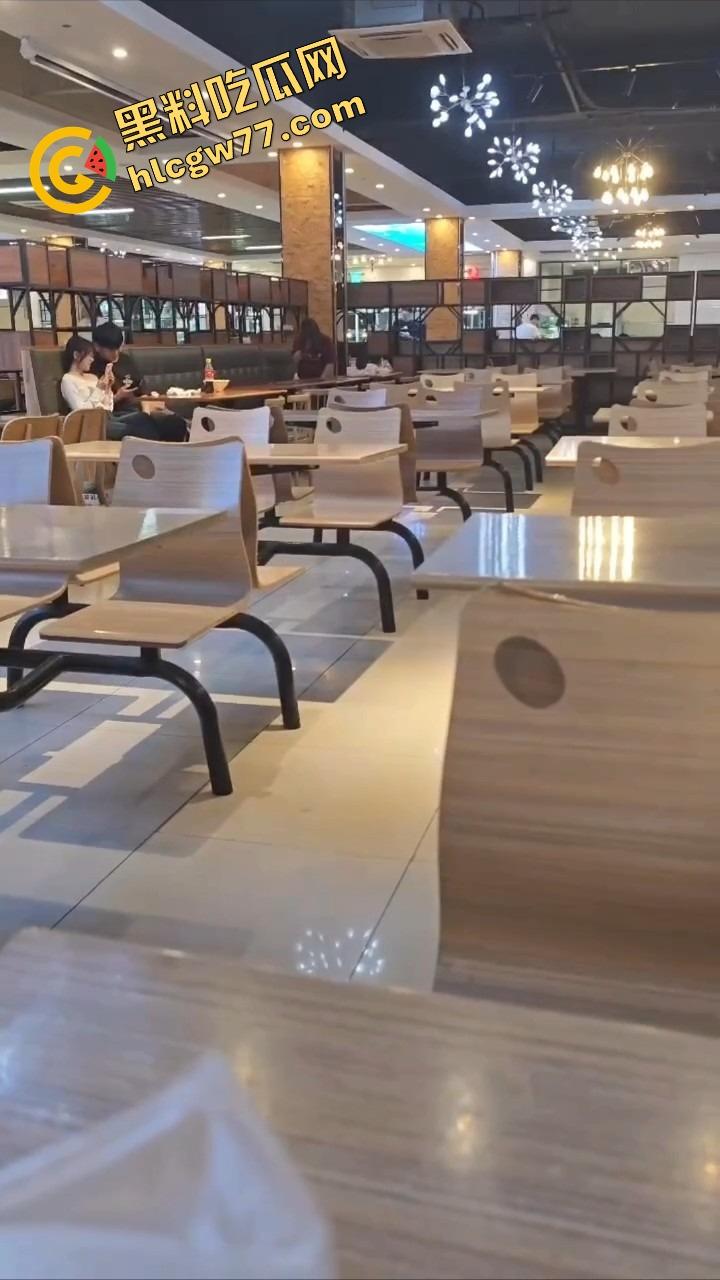 东莞开放大学食堂直接开干,女主餐桌下狂舔猛吞,吃上头当场骑脸开操,全程无视路人只顾自己摇摆!-7