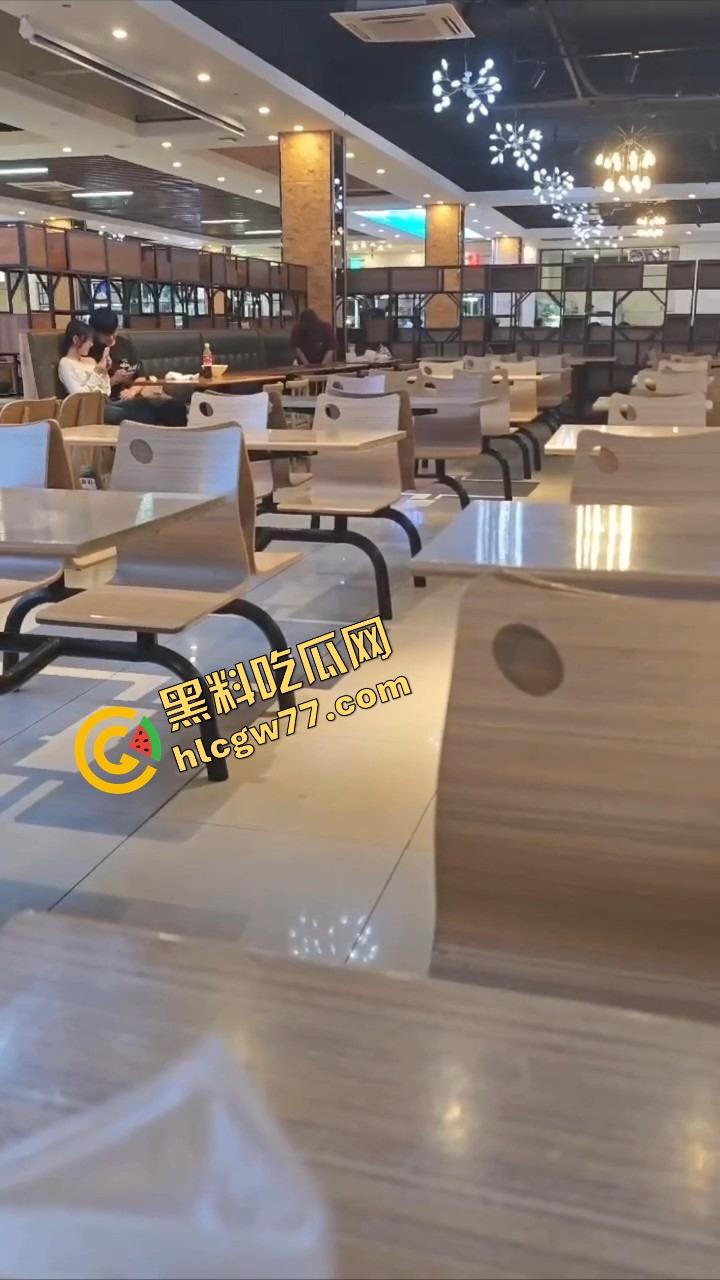 东莞开放大学食堂直接开干,女主餐桌下狂舔猛吞,吃上头当场骑脸开操,全程无视路人只顾自己摇摆!-8