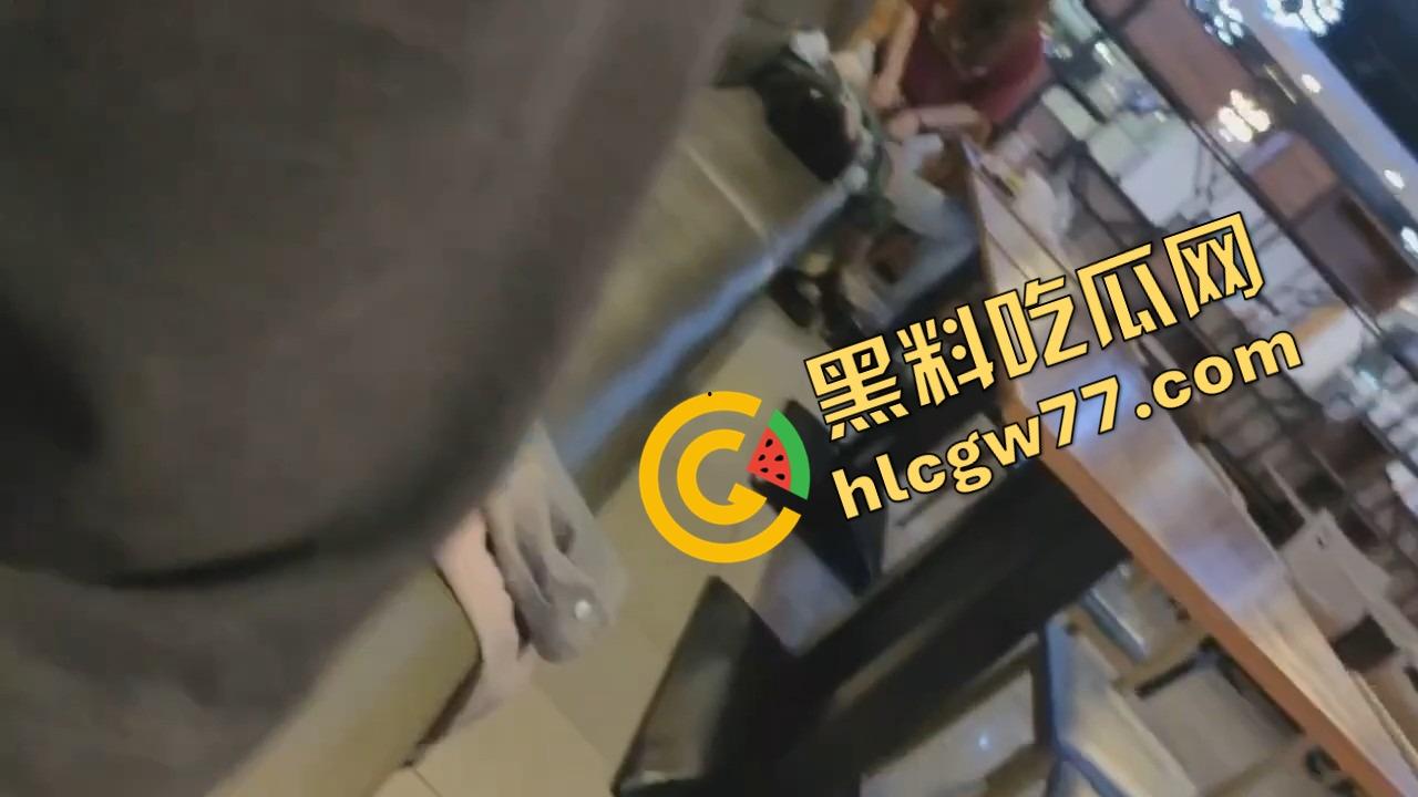 东莞开放大学食堂直接开干,女主餐桌下狂舔猛吞,吃上头当场骑脸开操,全程无视路人只顾自己摇摆!-9