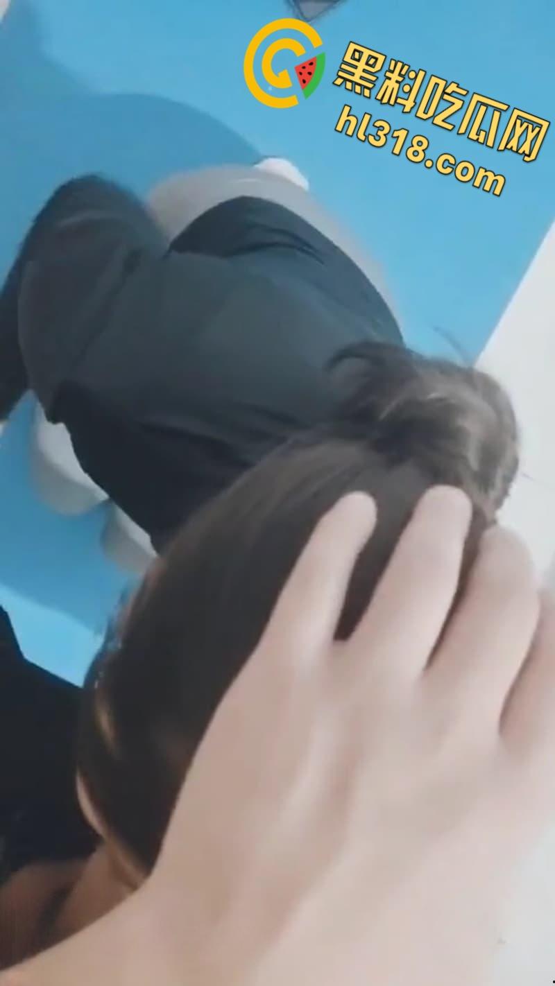 海角乱伦大神，淫乱姐弟开房打电话偷情，敏感姐姐水流成河，无套猛干高潮不断 !-5