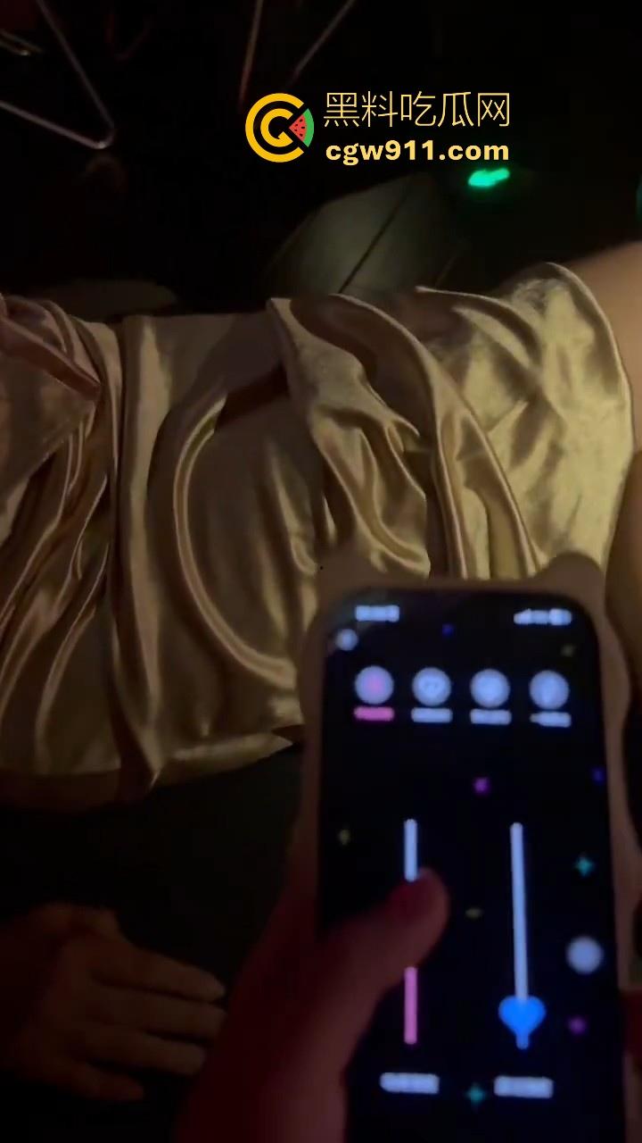 骚逼女友自带遥控跳蛋去酒吧,刚坐下就把档位开到最大,淫水狂流,一到酒店猛猛的骑乘榨精,看来真是忍了很久!-5